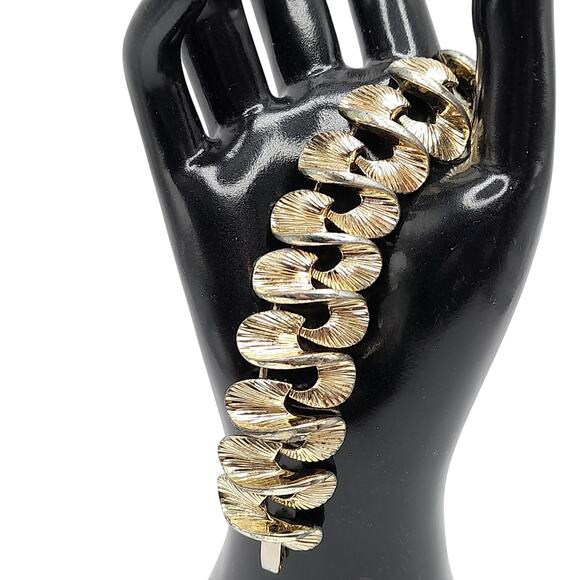 Vintage Lisner Wide 1950s Bracelet, Gold Tone, 7" - Picture 10 of 10